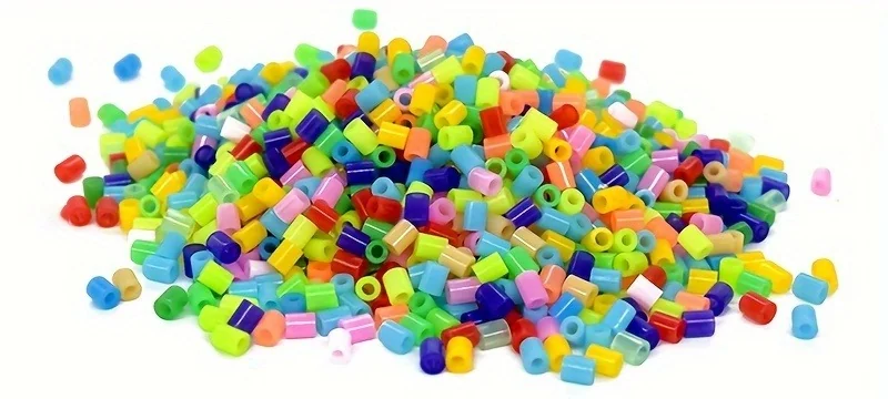 Poignée de perles à repasser multicolores vues de près